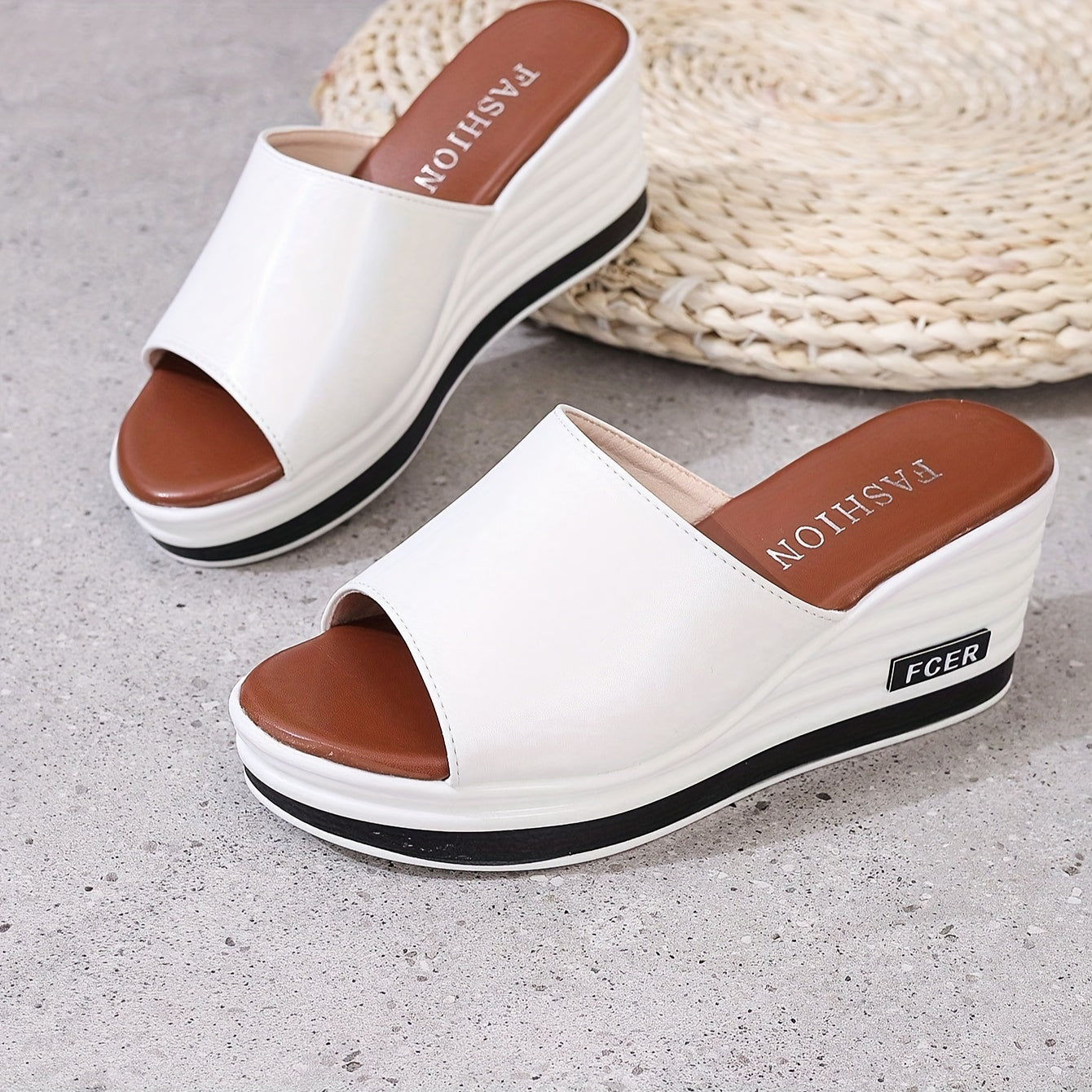 Diseño slip-on de punta abierta en blanco sólido, realzado con un elegante acento dorado en el tobillo. Con suela gruesa de poliuretano para un soporte duradero, son perfectas para un estilo casual y sofisticado.