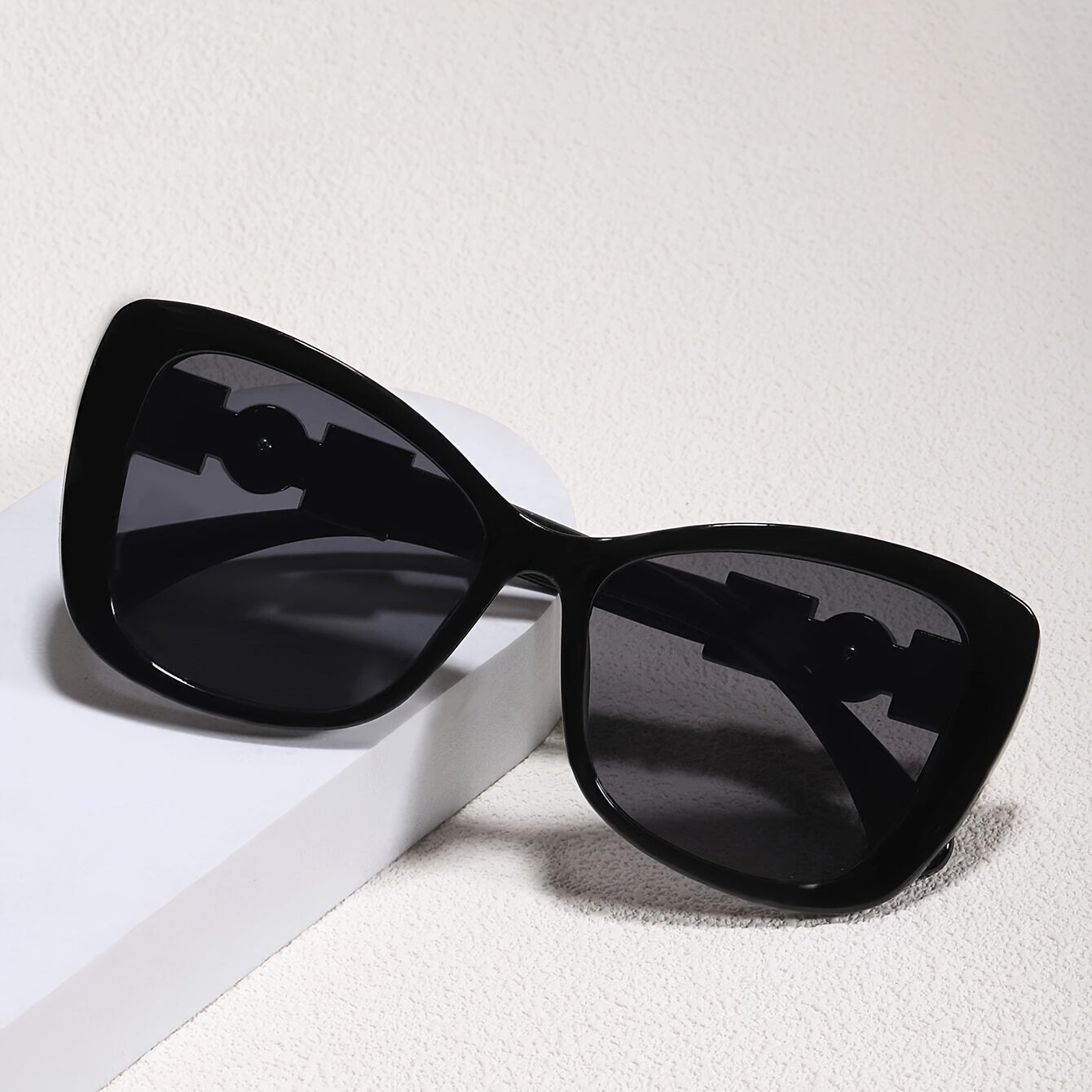 Gafas de Moda para Mujer – Diseño Cat-Eye con Montura Negra y Detalles Dorados