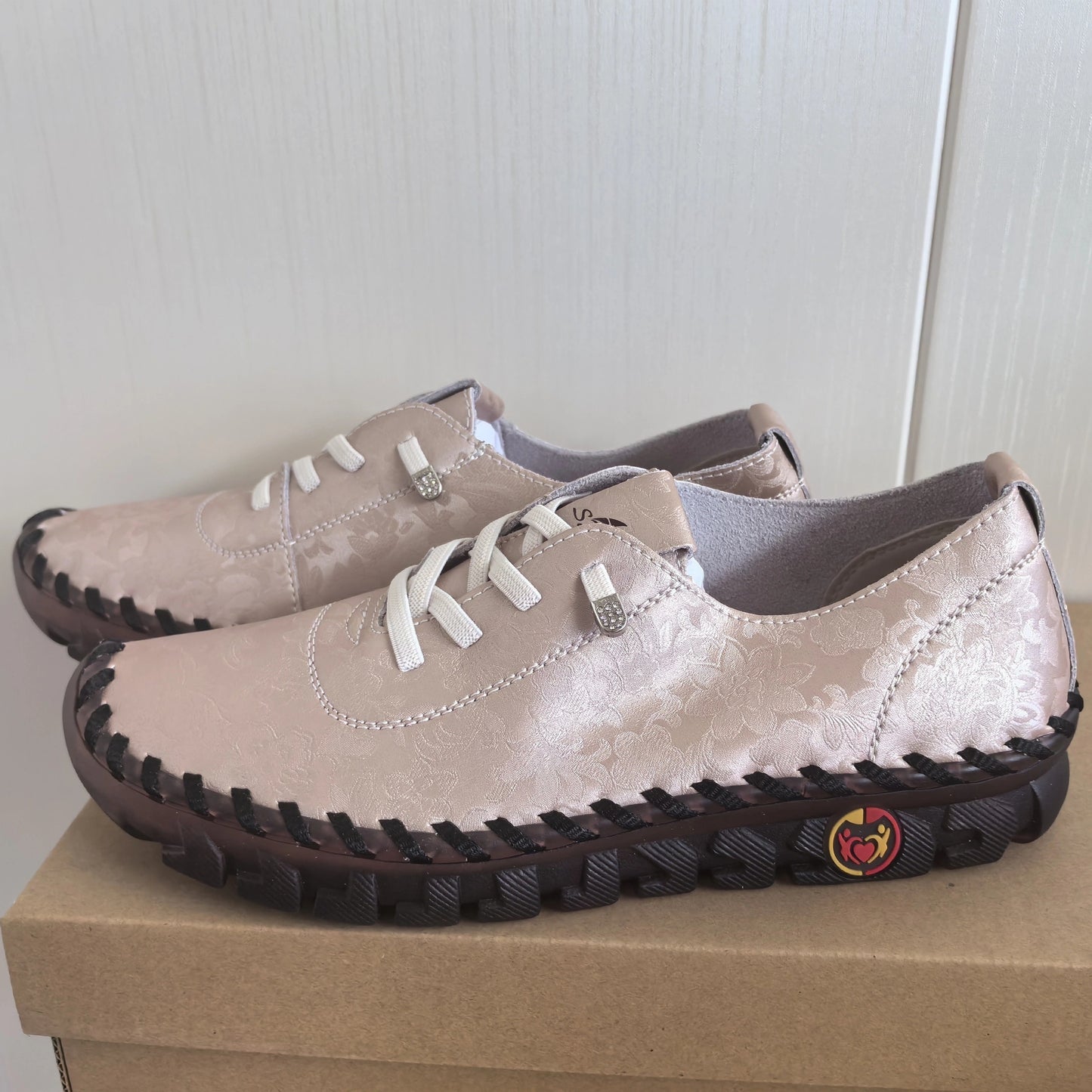 Zapatillas Elegantes con Detalles Florales y Suela con Corazón – Inspiradas en el Amor Maternal